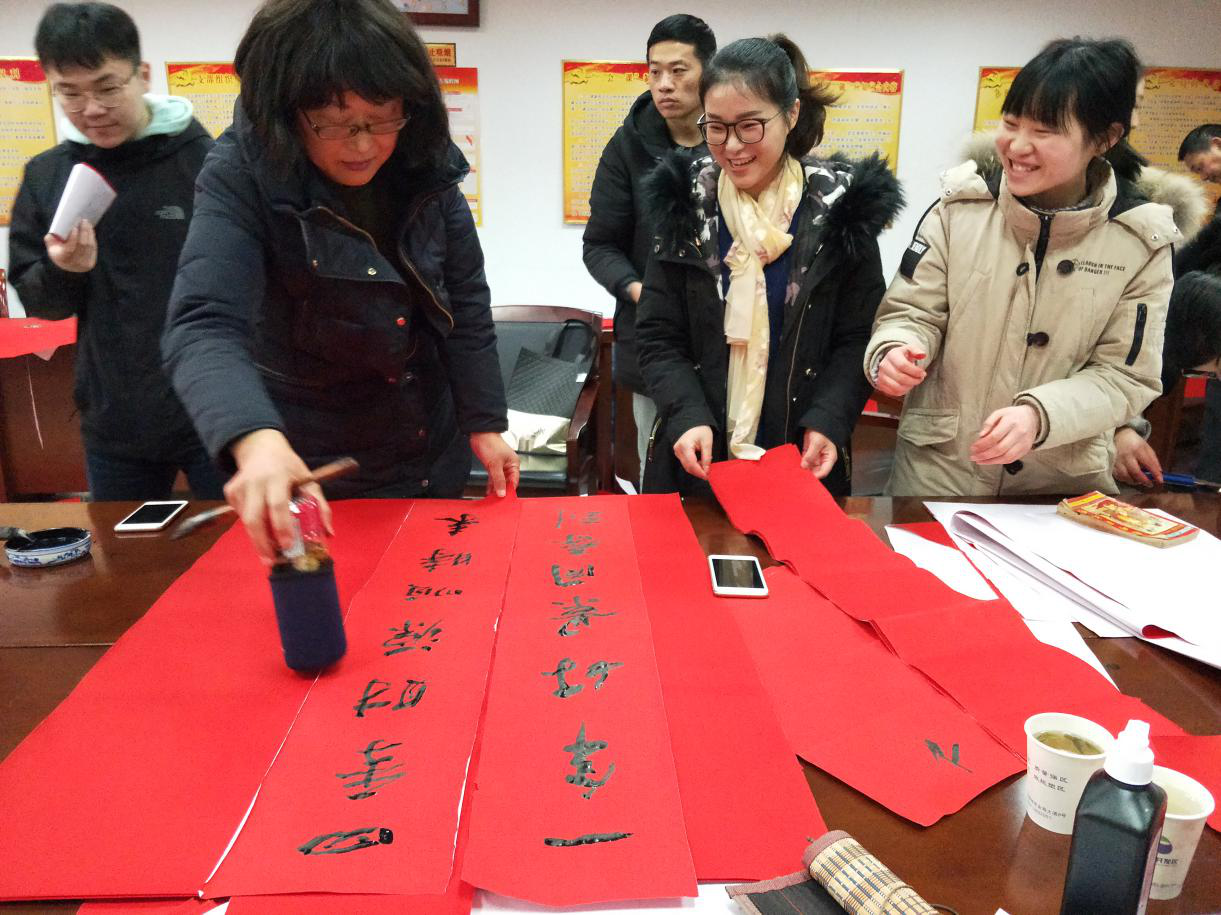 宿州经开区开展“践行十九大精神 迎新春送春联”活动2.png 宿州经开区开展“践行十九大精神 迎新春送春联”活动2.png